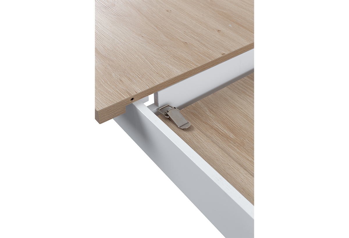 Απεικονίζεται το μισό τραπέζι.